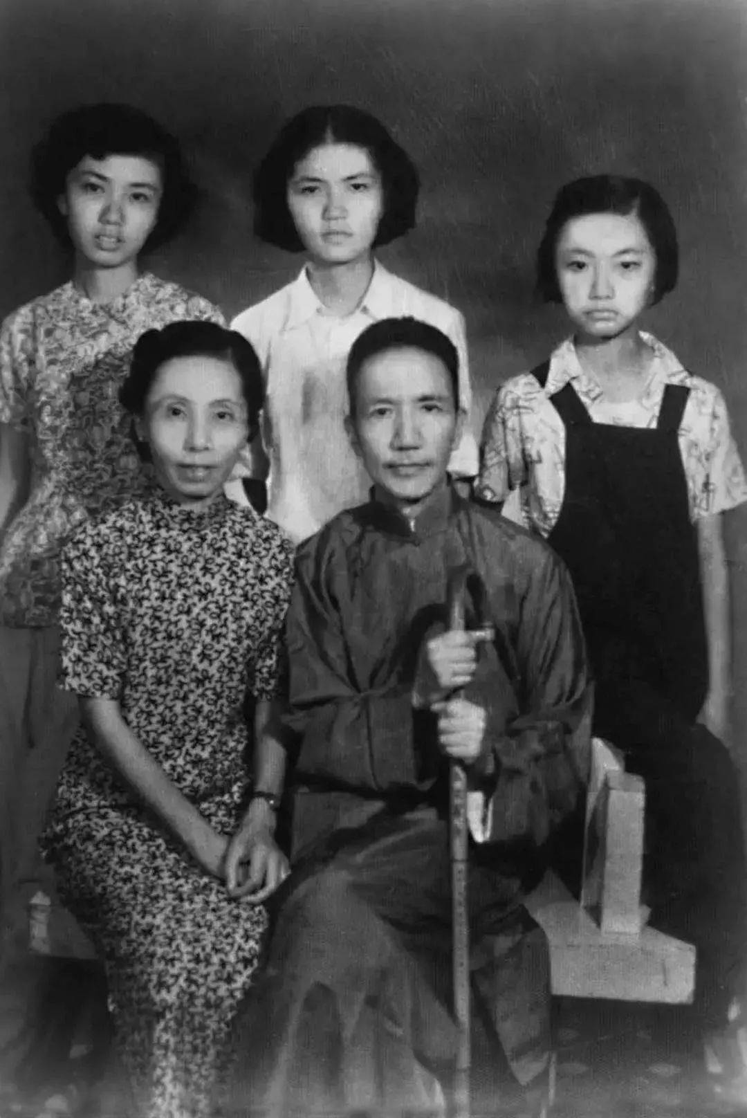 20世纪60年代,陈寅恪全家福在女儿们的回忆中,虽然这是陈寅恪和他