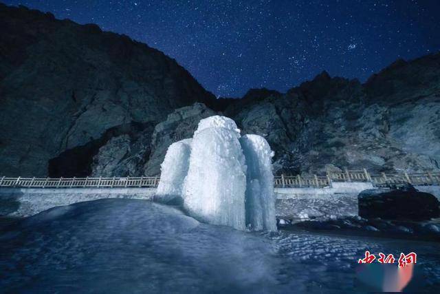 贺兰山星空下冰瀑晶莹如梦幻世界