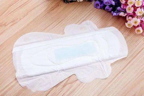在女性的月经期间使用卫生巾的时候不能长时间的不更换,不管月经量是