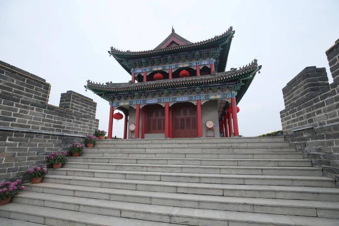 在开封城墙景区,游客可以参观古马道遗址博物馆,直观地看到三层马道