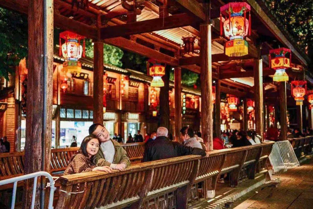 花市灯明处,笙歌笑语中,人团圆时.