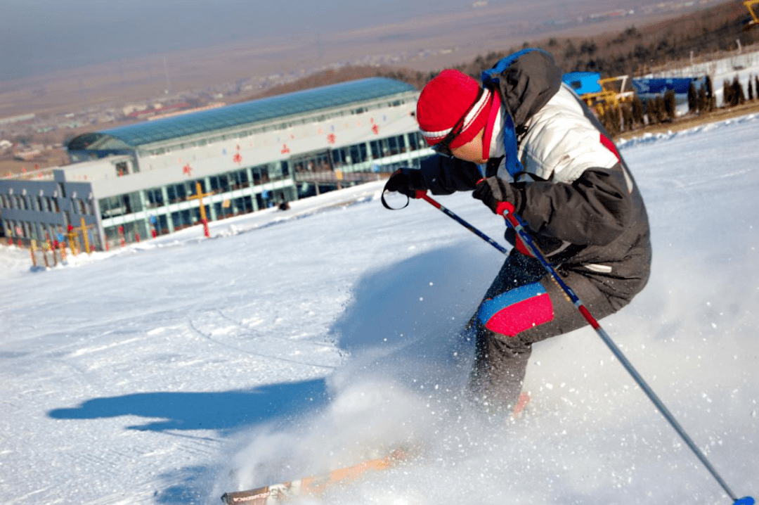 卧佛山滑雪场是黑龙江省东部地区唯一的sss级滑雪场,建有初,中,高级4