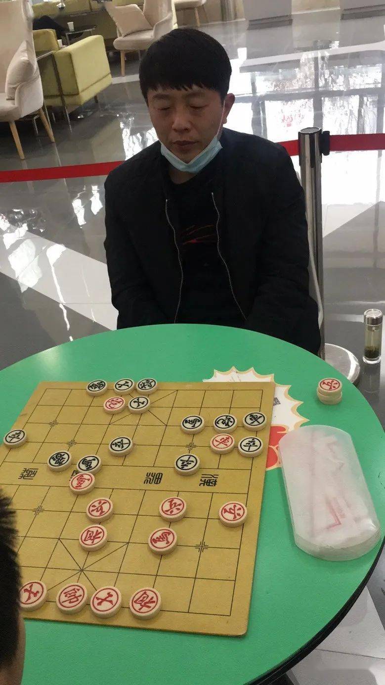 主席批准,决定委派南阳棋坛名将马汉卿和后起之秀郭恒玉参加这次活动