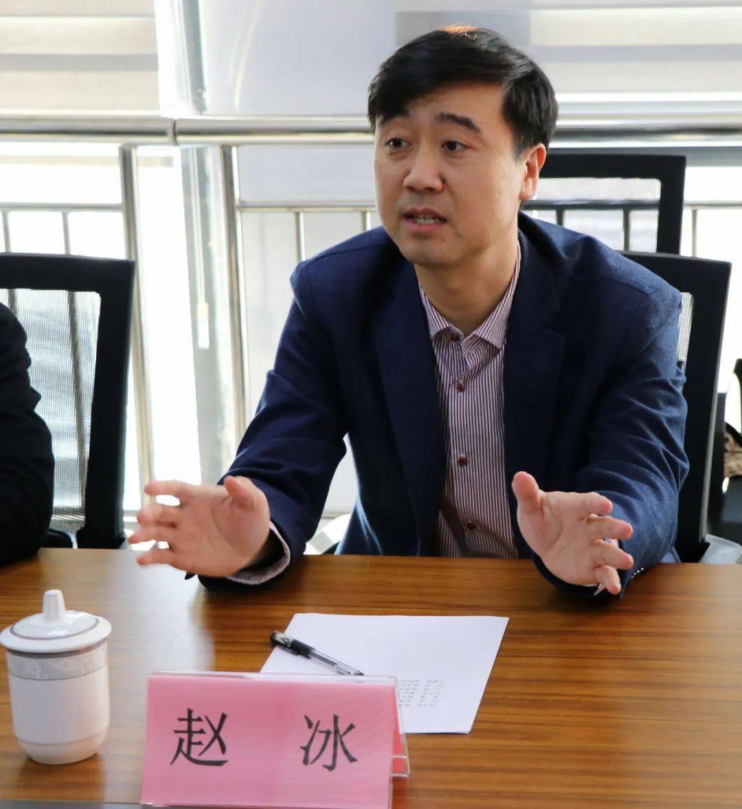 赵冰一行参观了威海市产业创新展示中心,详细了解了"1 4 n"创新平台