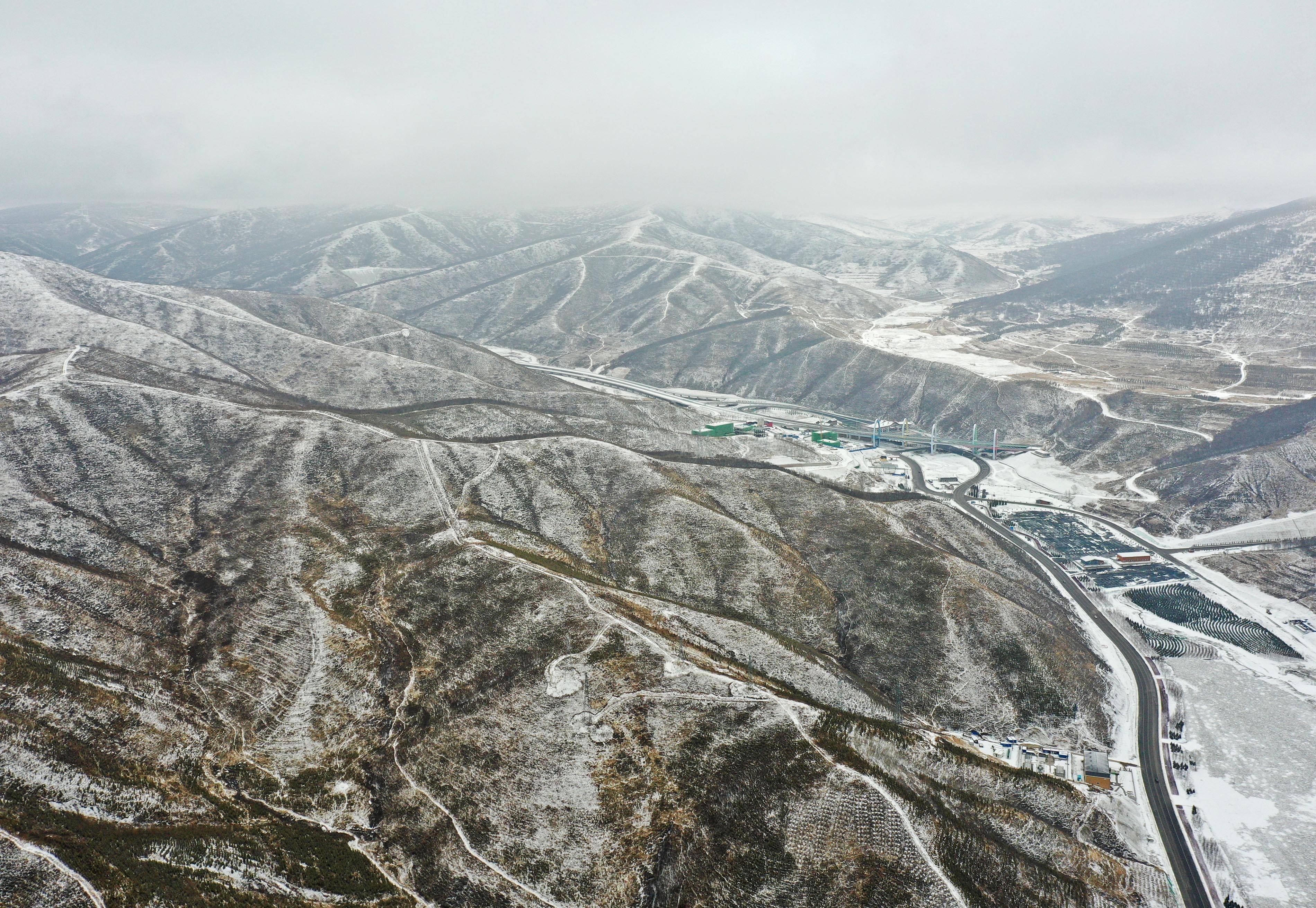 2月28日拍摄的张家口市崇礼区的山区雪景(无人机照片).