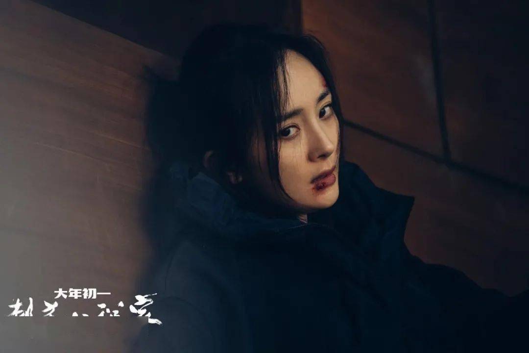 在春节档的 《刺杀小说家》中,她饰演的杀手屠灵,更是个冷酷无情的