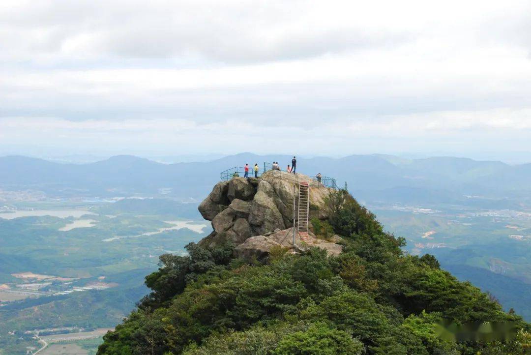 在峰顶上你会感受到一览众山小的豪迈
