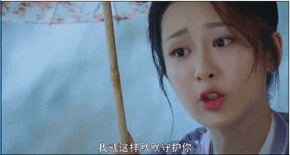 灵动的小表情,自然的肢体语言,带出来的是一种憨憨的乖巧的可爱.