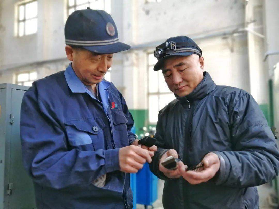 车间党总支书记董德鑫说"他们虽然做的是小事儿,也没有豪言壮语,但