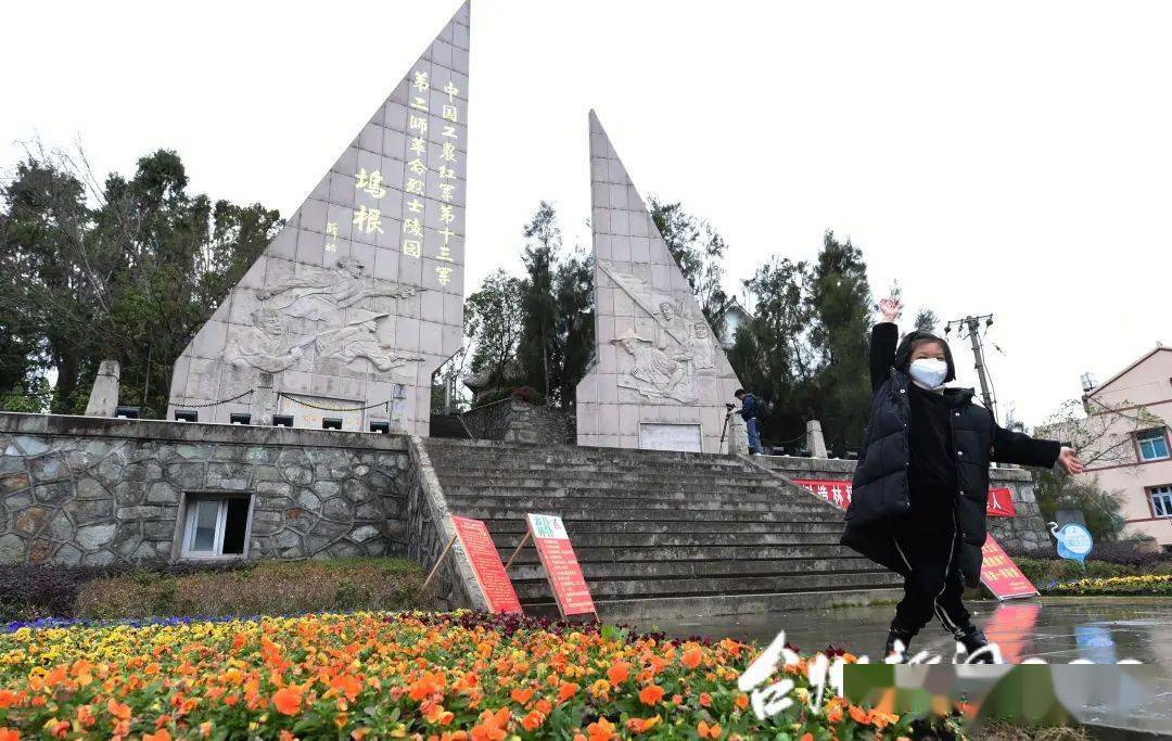 在烈士当年战斗过的地方——坞根西山竖起了纪念碑,后建立烈士陵园
