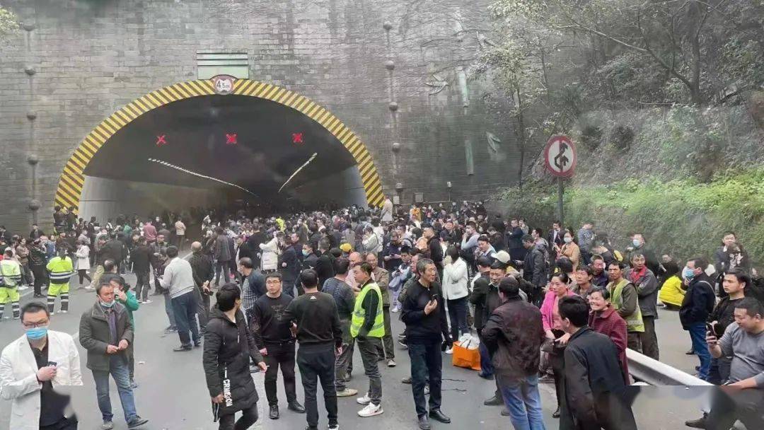 今日重庆真武山隧道有一车辆燃起来了,隧道内浓烟滚滚!