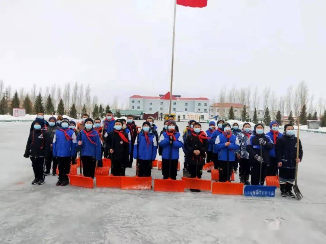 雷锋日阿拉哈克镇寄宿制学校大队部组织开展学习雷锋精神点滴从我做起