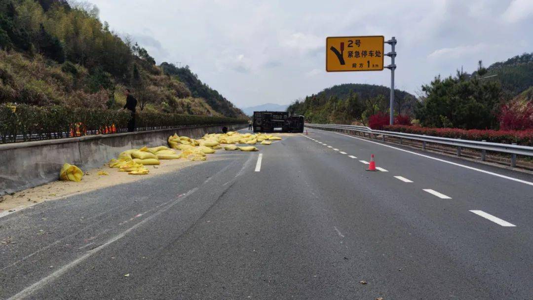 事故简况 高速公路上 货车侧翻后横倒快车道 车上货物散落一地 不仅