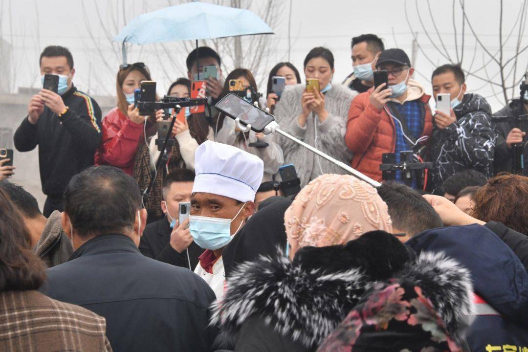 39岁的山东临沂费县梁邱镇男子程运付成了远近闻名的"拉面哥"