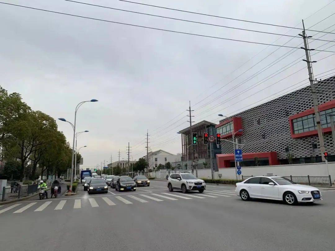 日前,嘉定南翔镇陈翔路宝翔路路口增设了左转信号灯,这让市民通过