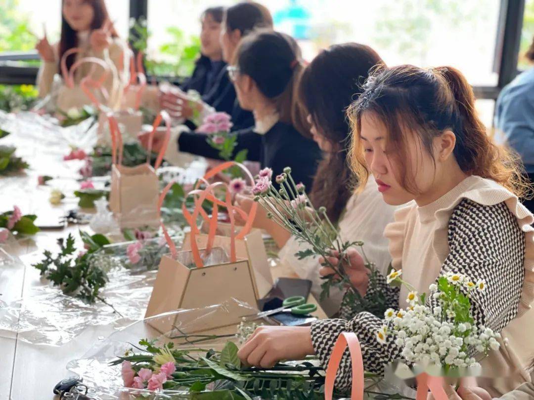 活动现场,花艺师给大家讲授插花知识,从花材,容器,色彩搭配等方面