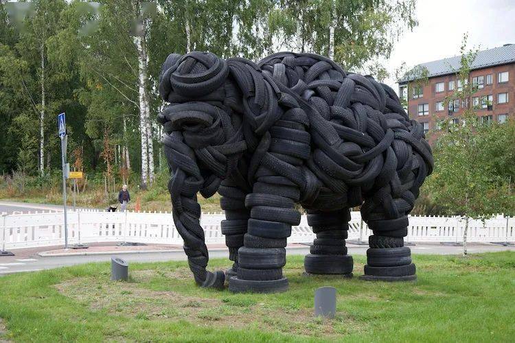完全由回收轮胎和钢铁制成的巨型大象雕塑