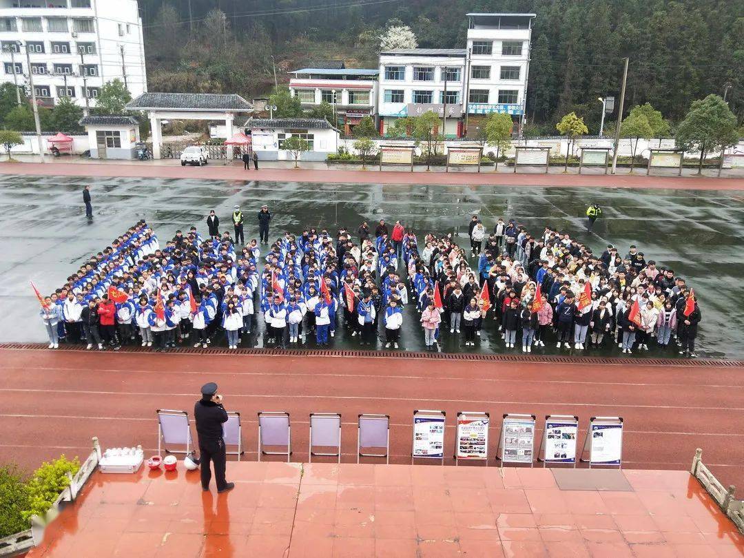 3月5日,龙场派出所组织民警深入龙场中学开展"开学第一课"禁毒教育