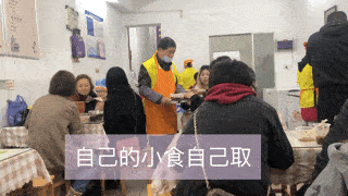 叔叔爱姨们端出菜品, 我们自己顺势拿上桌 有点像吃流水席.