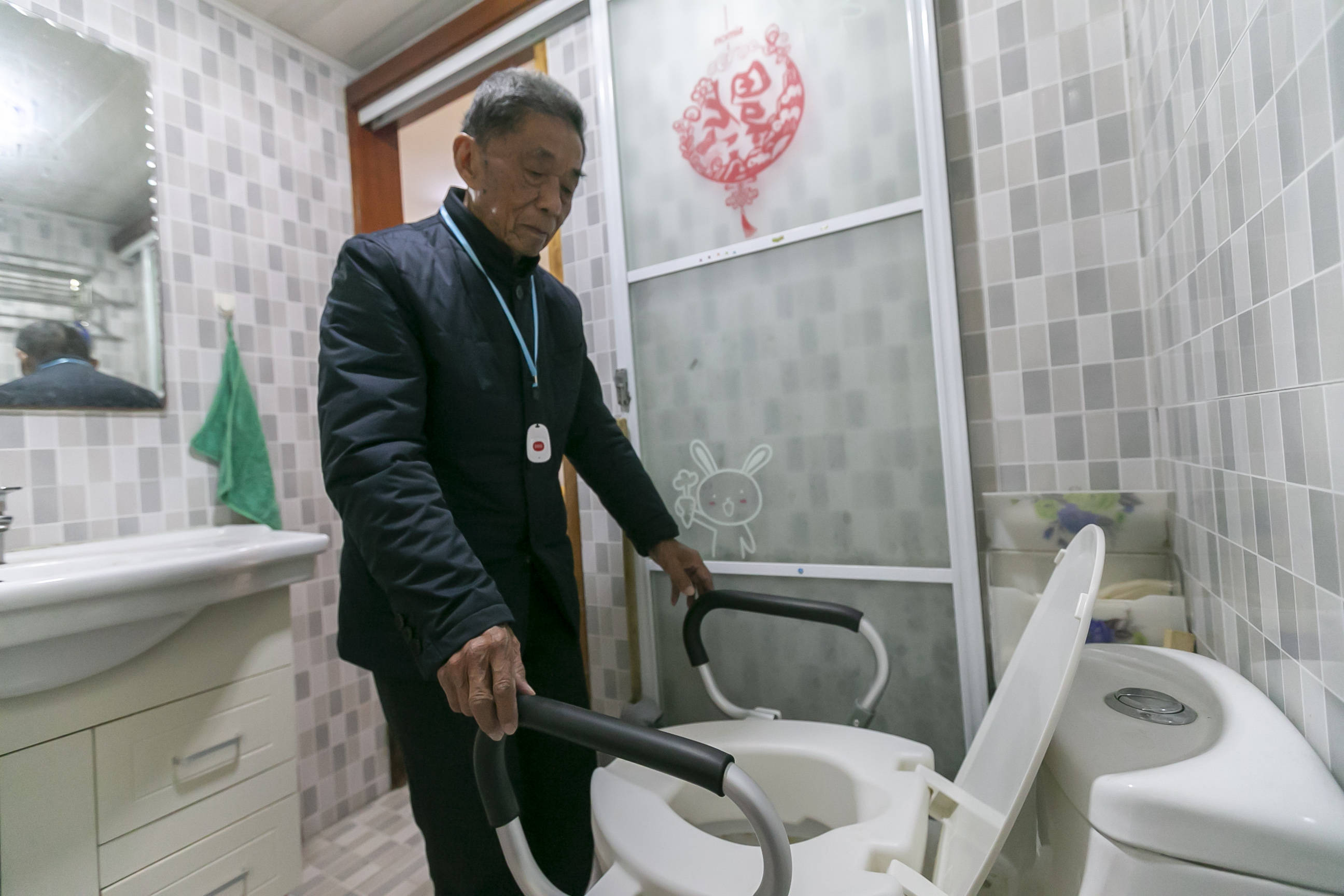 3月12日,爱博一村91岁老人陆生余在家中展示适老化改造后的厕所.