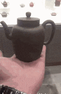 搞笑GIF:姑姑才不扎小辫,姑姑扎的是大便!