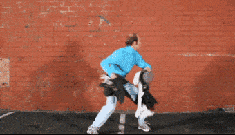 搞笑gif:这是一只去过迪吧的鸭子...