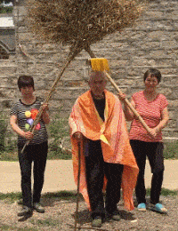 搞笑gif:这是一只去过迪吧的鸭子...