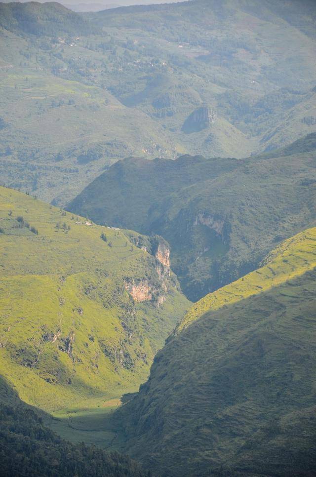 站在山上也可以看到远处的风景,在大山之中,这条公路看起来平平无奇