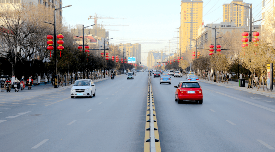 黄河大街道路两侧 新栽种的绿植错落有致, 变化2 飞线入地,亮出最美"