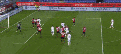 震撼!c罗生涯第57个帽子戏法,指耳朵霸气回应质疑