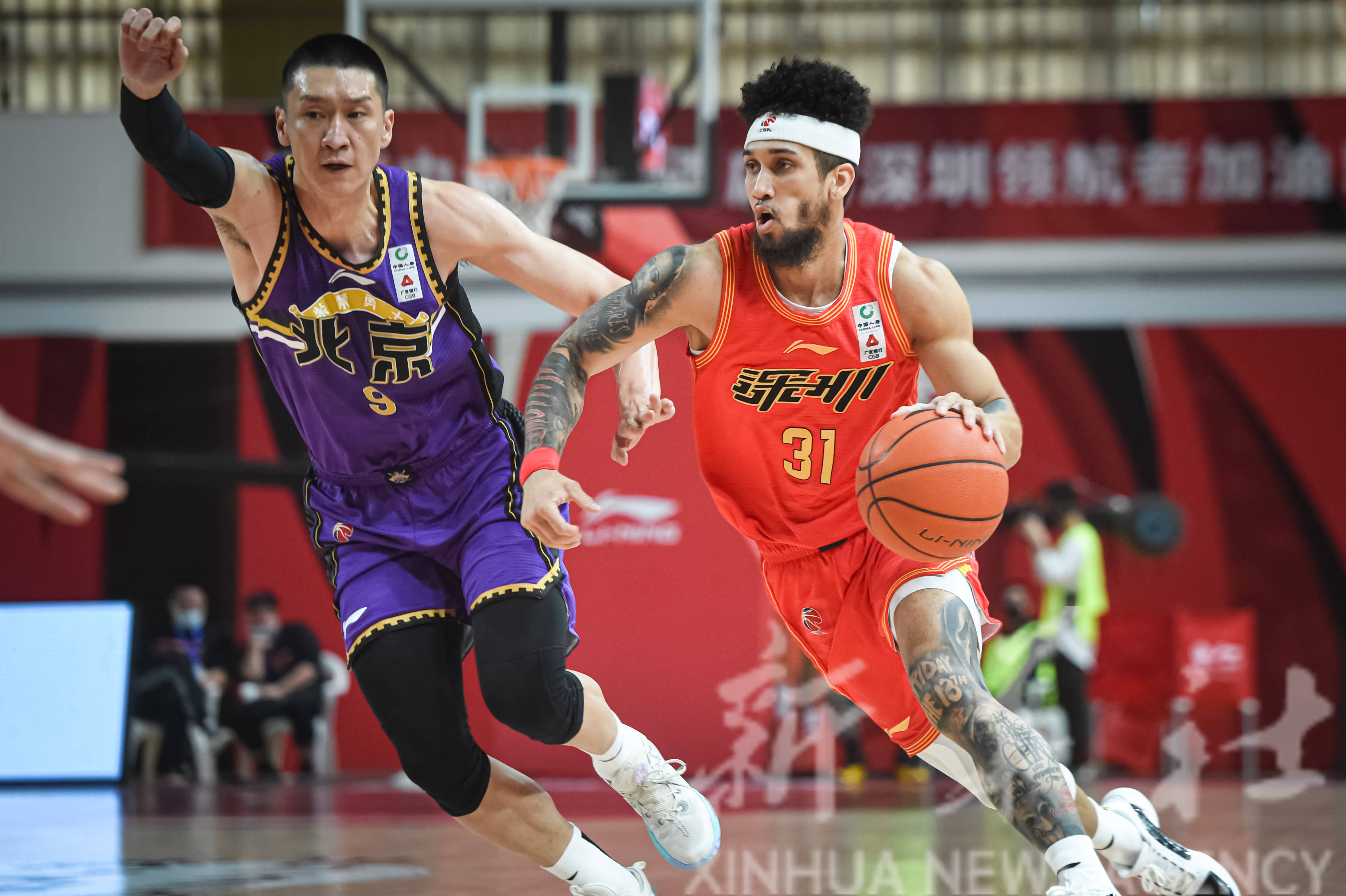 3月15日,深圳马可波罗队球员布克(右)在比赛中突破北京紫禁勇士队球员
