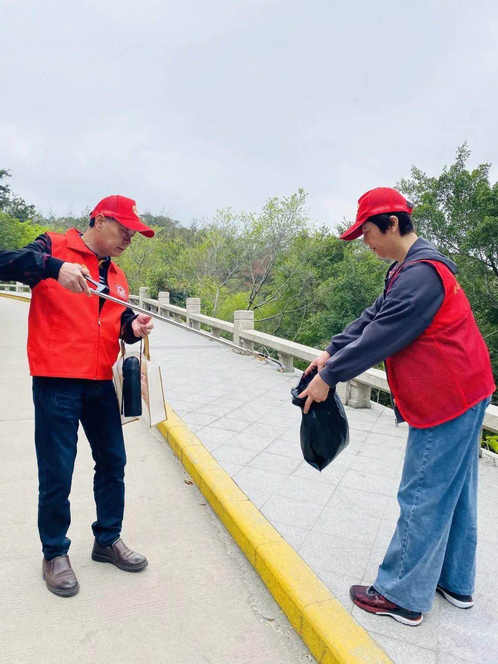 副馆长带领学雷锋"洁净家园"志愿服务队在植物园园区开展环保公益活动