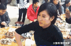 搞笑GIF: 这操作别人也是学不来