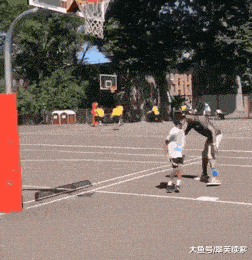 搞笑GIF: 这操作别人也是学不来