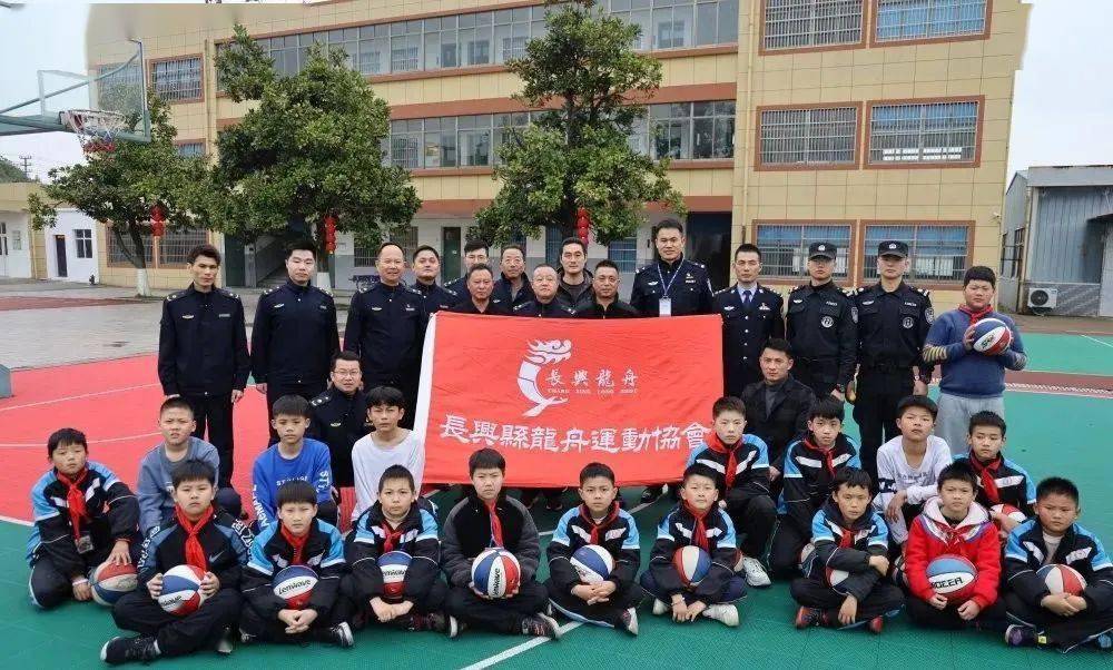 捐赠仪式上,长兴龙舟协会代表各单位向学校捐赠学习物资,蓝天小学