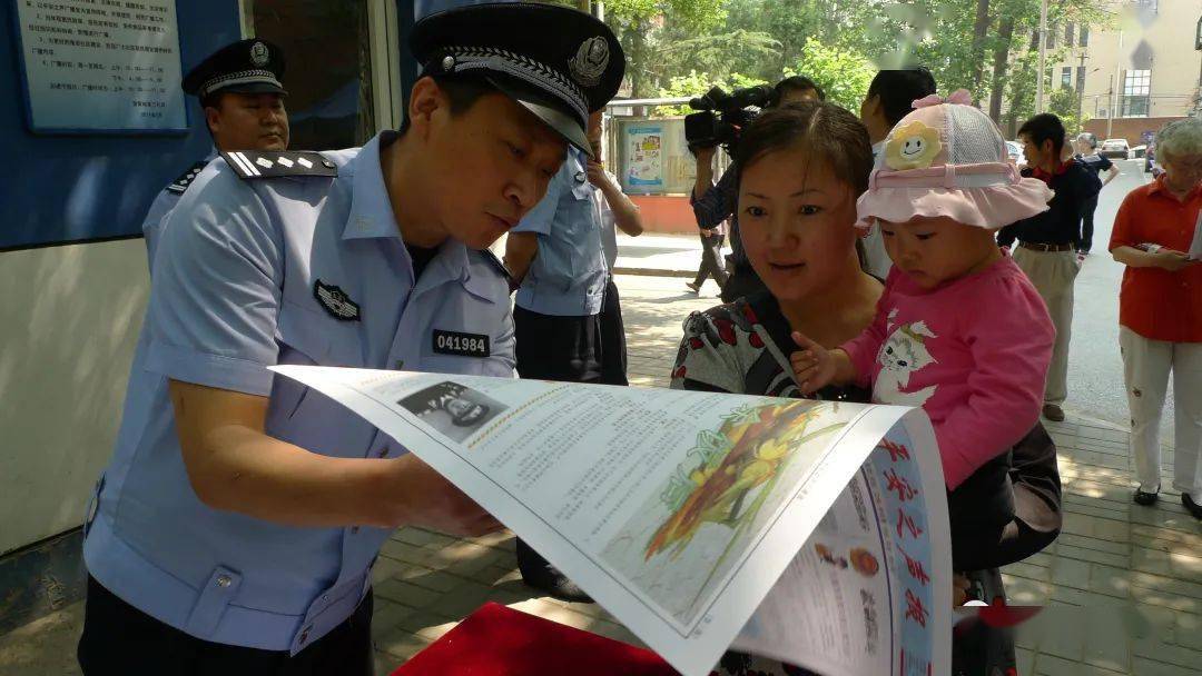 社区民警刘安从警34年社区平安的守护神