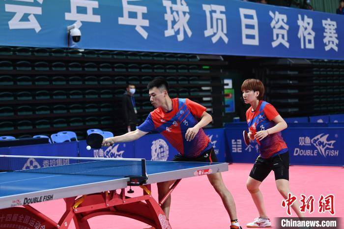 广西队队员蔡伟(左)和郭芮辰在在混双比赛中. 安源 摄
