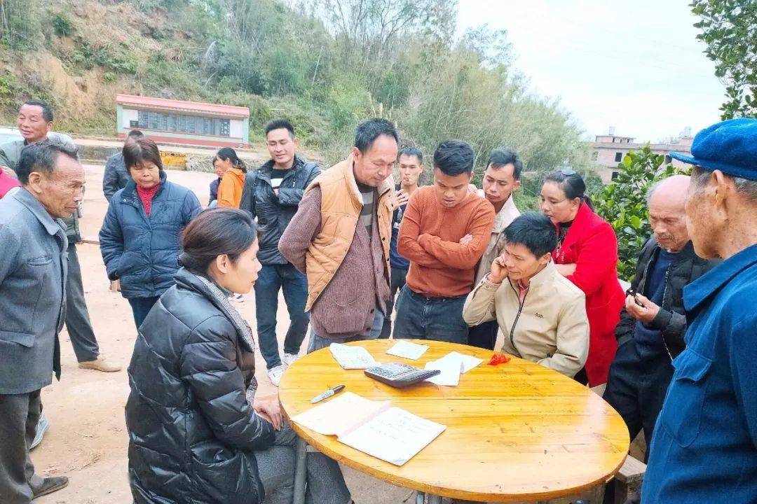 良田镇甘片村新任支书张惠春(左二)与乡贤一起调解村民经济矛盾纠纷