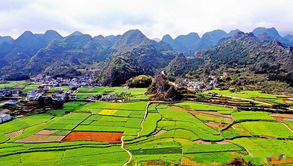 航拍千田织锦的万峰林