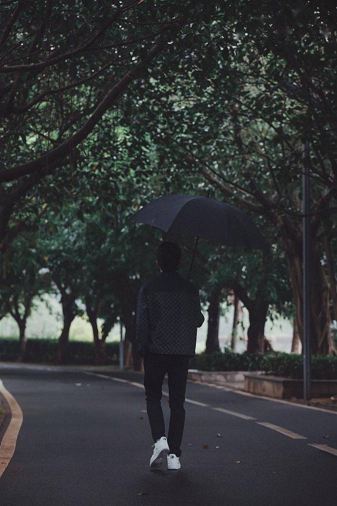 李佳琦撑伞雨中漫步有意境 直播间外也是安安静静的美