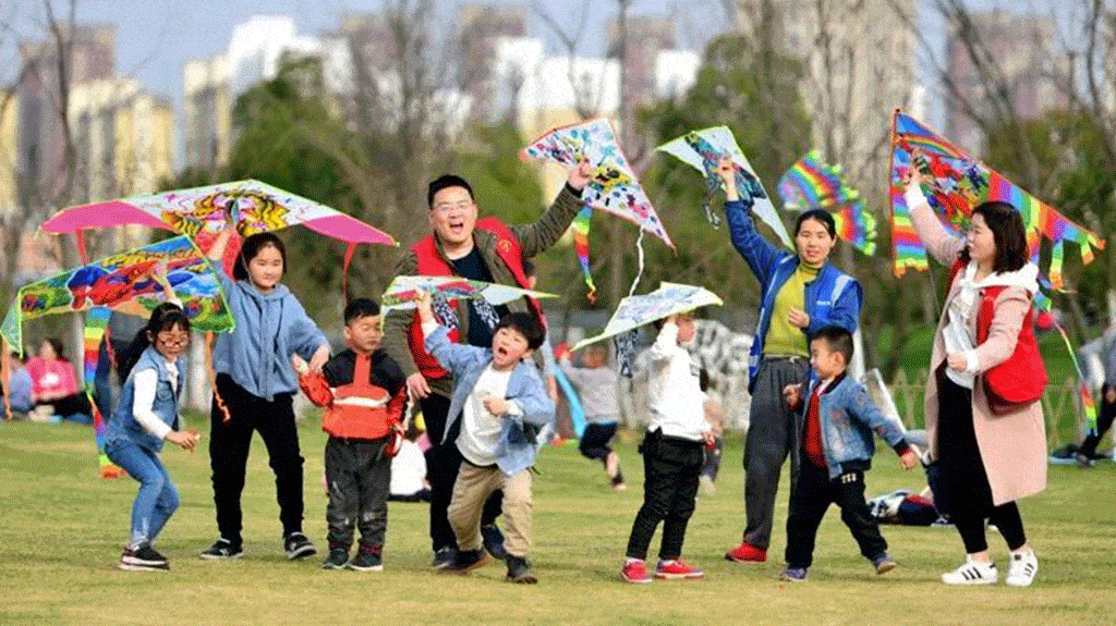 人亲临活动现场指导自己动手制作风筝再放飞,多有趣一道道靓丽风景线