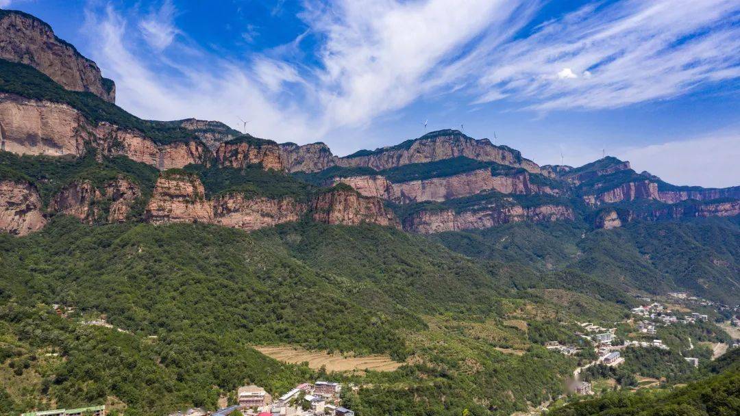 「 太行山风景区 」 太行山风景区森林覆盖率为80%,群山拱翠,流泉