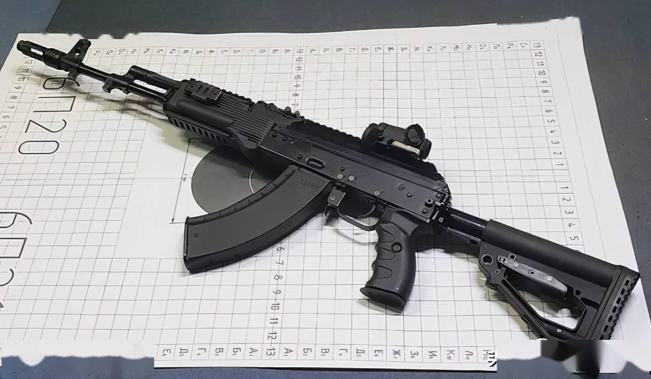 ak-100系列自动步枪基本上保持了ak-74m的主要设计特征,枪托都是采用