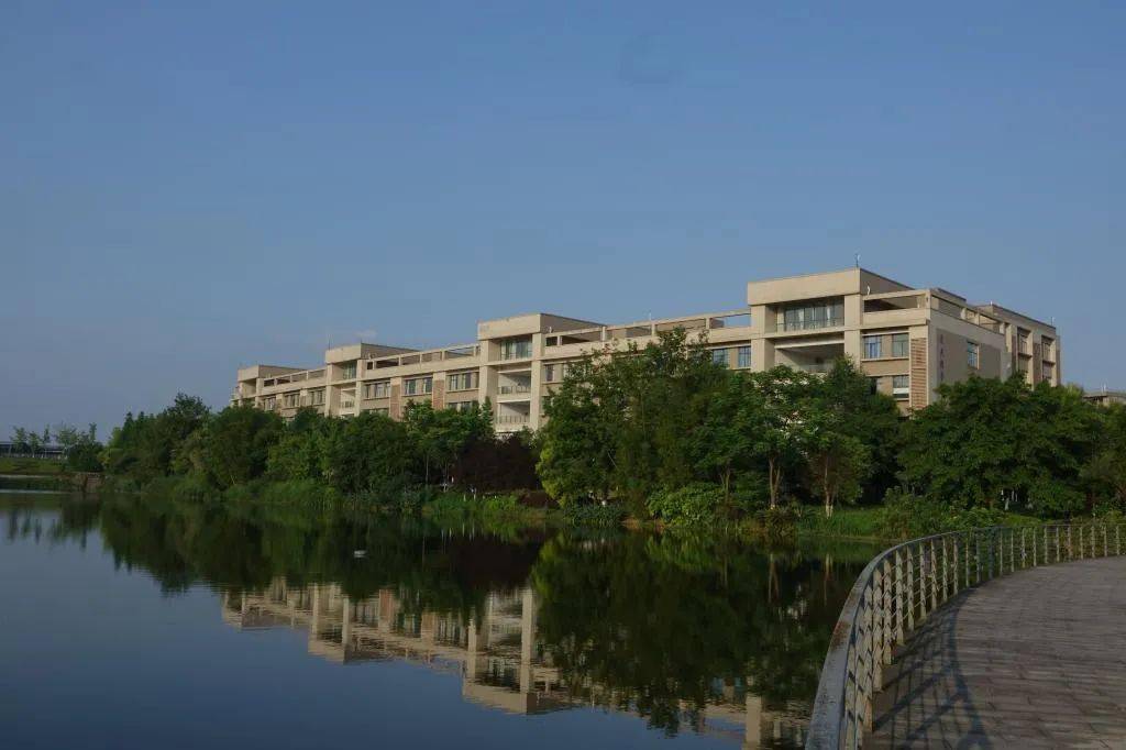 校区构建了"生态参天地,理水纳百川"的校园景观,体现重庆交通大学的