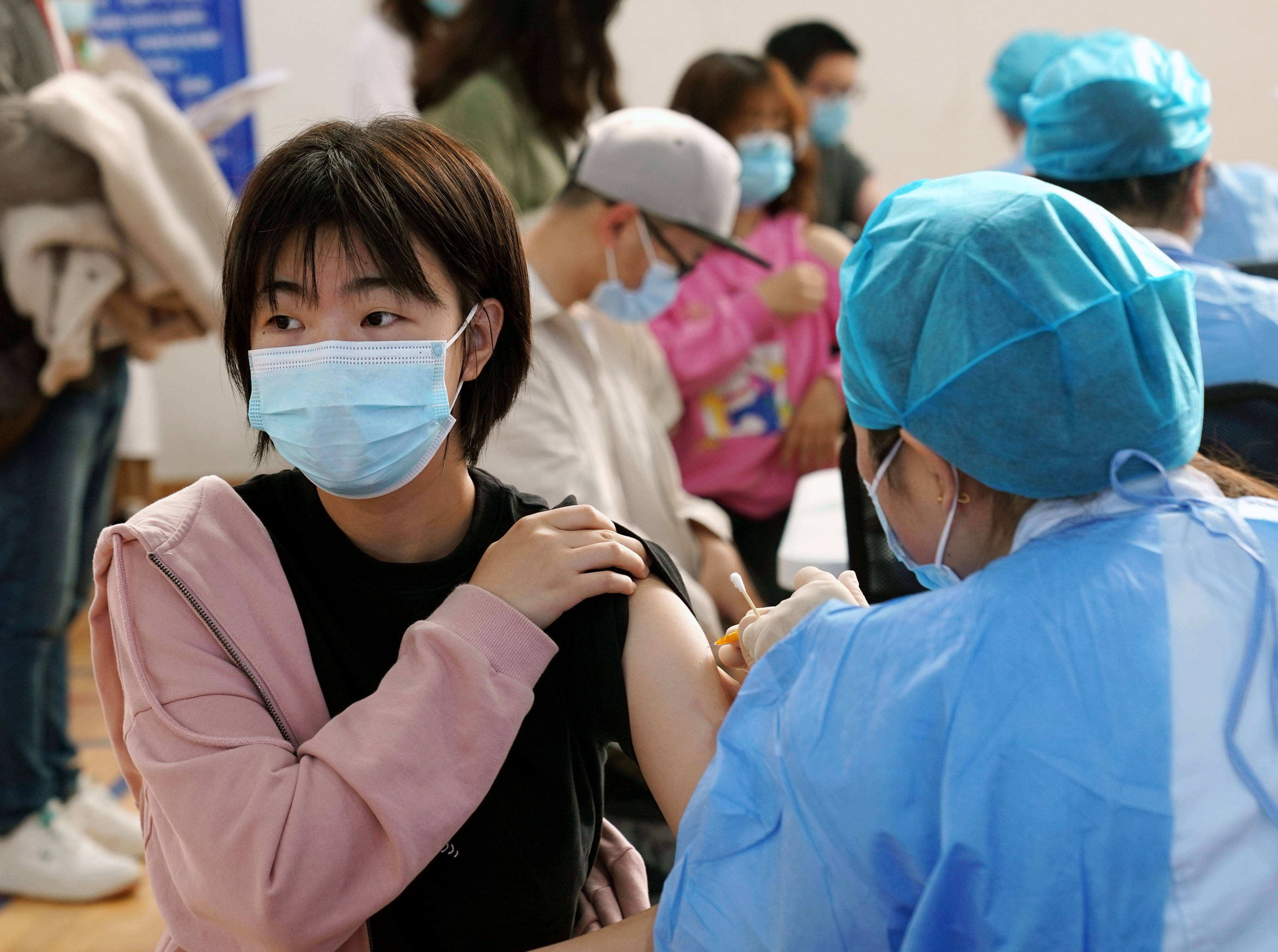 3月28日,在华东师范大学闵行校区体育馆内,学生在接种新冠疫苗.