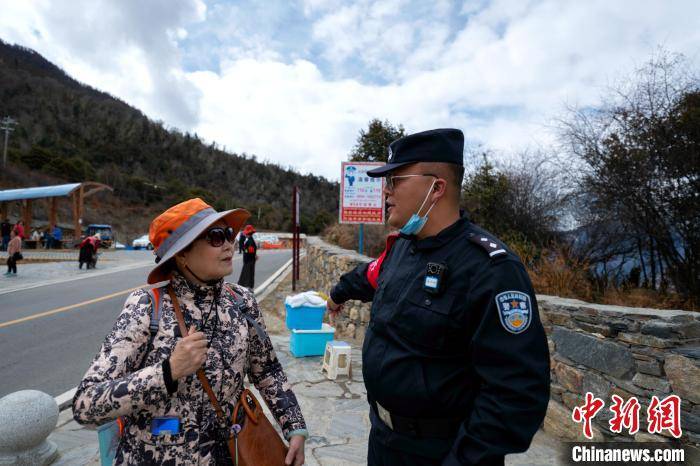 西藏移民管理警察"护游警务"创建平安景区