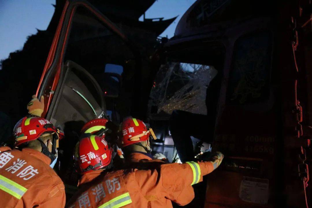 大理市快速营救大保高速车祸被困人员