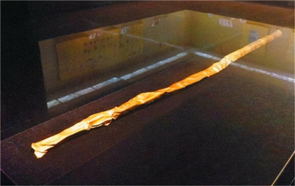 三星堆出土一权杖,刻有黄金雕饰,当时没炼金术,黄金从