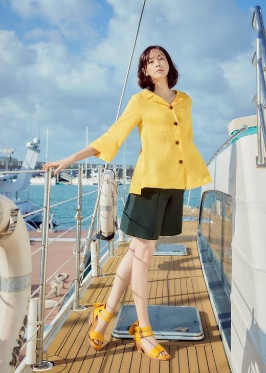 韩国女艺人李娜英拍代言品牌最新宣传照
