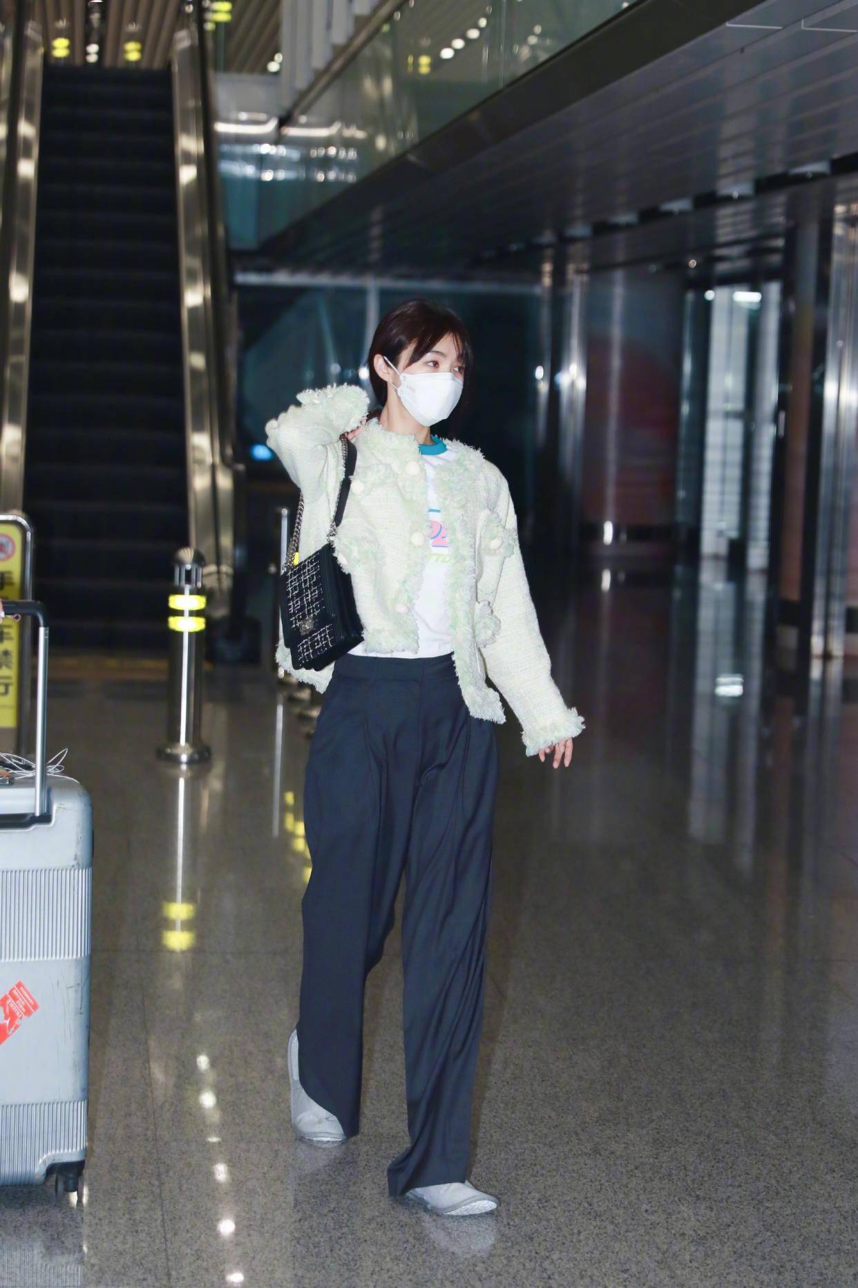 李菲儿亮相机场,酒店拖鞋配"姥爷裤"太新颖,一般人可驾驭不住